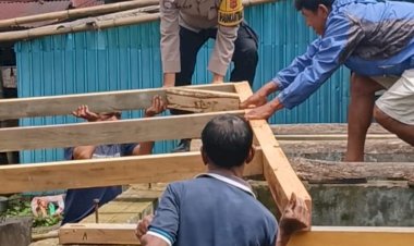 BHABINKAMTIBMAS-KELURAHAN-PAU-IKUT-GOTONG-ROYONG-PEMBANGUNAN-DAPUR-RUMAH-ADAT