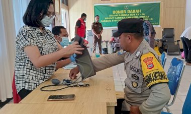 Polri-Hadir-untuk-Kemanusiaan,-Anggota-Polres-Manggarai-Polda-NTT-Ikut-Donor-Darah-Peringati-HUT-ke-80-Persit-Kartika-Chandra-Kirana