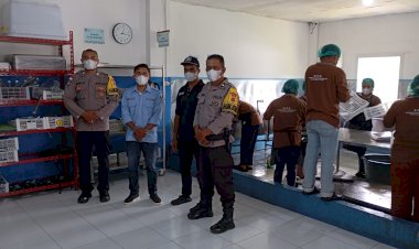 Bhabinkamtibmas-Kecamatan-Lelak-Pantau-Dapur-MBG-di-Desa-Ketang,-Pastikan-Pelayanan-Berjalan-Optimal-dan-Kondusif