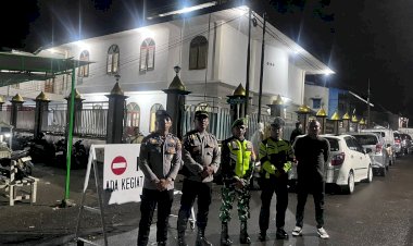 Personel-Polres-Manggarai-Amankan-Sholat-Tarawih-di-Dua-Masjid-di-Kota-Ruteng