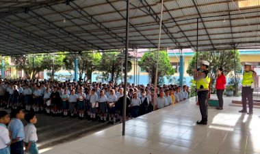 Police-Goes-To-School,-Sat-Lantas-Polres-Manggarai-Edukasi-Pelajar-SMPK-Immaculata-Ruteng