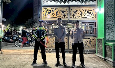 Personel-Polres-Manggarai-Amankan-Sholat-Tarawih-di-Masjid-Agung-Baiturahman-Kumba