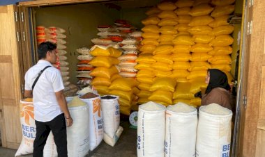 Satgas-Sapu-Bersih-Pelanggaran-Lakukan-Pemantauan-Harga-dan-Mutu-Pangan-di-Pasar-Inpres-Ruteng