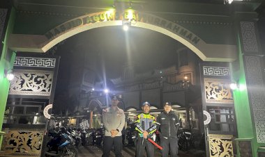 Personel-Polres-Manggarai-Laksanakan-Pengamanan-Sholat-Tarawih-di-Sejumlah-Masjid-di-Kota-Ruteng