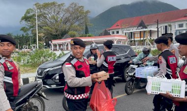 Bulan-Ramadhan-Penuh-Berkah,-Sat-Samapta-Polres-Manggarai-Bagikan-Takjil-kepada-Masyarakat