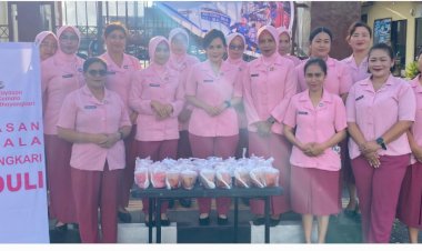 NTT-Penuh-Kasih-di-Bulan-Suci-Ramadhan,-Polres-Manggarai-dan-Bhayangkari-Cabang-Manggarai-Berbagi-Takjil