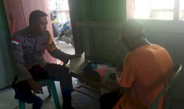 BHABINKAMTIBMAS-KECAMATAN-REOK-MEMBANTU-WARGA-DALAM-PELAYANAN-KESEHATAN-DAN-AKTIVASI-BPJS