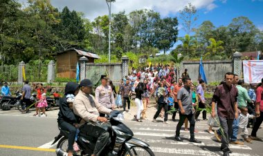 Polres-Manggarai-Polda-NTT--Gelar-Pengamanan-humanis,-Perayaan-Misa-Minggu-Palma-2026,-Berlangsung-Aman-dan-Kondusif