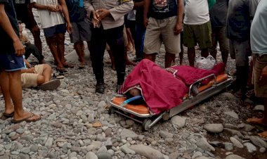 Polsek-Satarmese-Evakuasi-Jasad-Pria-yang-Tenggelam-Saat-Mencari-Siput-di-Pantai-Ndosor