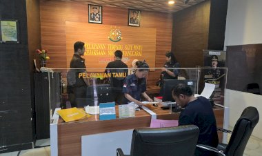 Babak-Akhir-Penanganan-Kasus-BBM-Bersubsidi,-Satreskrim-Polres-Manggarai-Serahkan-Tersangka-dan-Barang-Bukti-ke-Kejaksaan