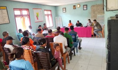 Bhabinkamtibmas-Reok-Barat-Laksanakan-Sambang-dan-Hadiri-Rapat-Kelembagaan-Desa-Torong-Koe