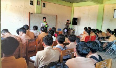 Police-Goes-To-School-Satlantas-Polres-Manggarai-di-SMKN-1-Wae-Ri’i,-Edukasi-Tertib-Berlalu-Lintas-Sejak-Dini