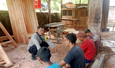 Bhabinkamtibmas-Polres-Manggarai-Laksanakan-Sambang-dan-Patroli-Dialogis-di-Dusun-Watu-Miteng