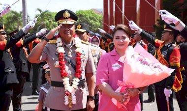 Haru-dan-Penuh-Penghormatan,-Kapolda-NTT-Pimpin-Tradisi-Pedang-Pora-Pelepasan-Brigjen-Pol-Baskoro-Tri-Prabowo-Haru-dan-Penuh-Penghormatan,-Kapolda-NTT-Pimpin-Tradisi-Pedang-Pora-Pelepasan-Brigjen-Pol-Baskoro-Tri-Prabowo
