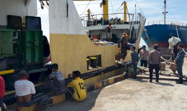 KP3-LAUT-REO-LAKSANAKAN-PENGAMANAN-KEDATANGAN-KAPAL-PENUMPANG-KM-MALOLI-DI-PELABUHAN-REO