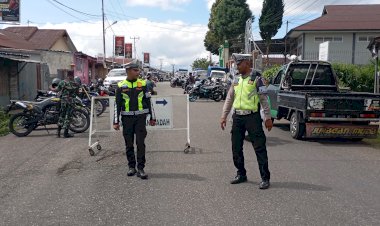 SATLANTAS-POLRES-MANGGARAI-BERIKAN-PELAYANAN-PRIMA-MELALUI-PENGAMANAN-DAN-PENGATURAN-LALU-LINTAS-SAAT-PELAKSANAAN-SHOLAT-JUMAT-DI-MASJID-BAITURRAHMAN-KUMBA