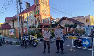 Personel-Polres-Manggarai-Laksanakan-Pengamanan-Misa-Hari-Minggu,-Wujudkan-Situasi-Kamtibmas-yang-Aman-dan-Kondusif