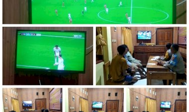 Nonton-Bareng-Piala-Dunia-2026,-Polsek-Reo-Pererat-Kedekatan-dengan-Masyarakat-Melalui-Semangat-Kebersamaan