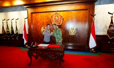Kapolri-Perkuat-Soliditas-TNI-Polri-Lewat-Silaturahmi-dengan-Panglima-TNI-di-Mabes-TNI*