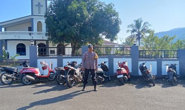 Personel-Polres-Manggarai-Laksanakan-Pengamanan-Misa-Hari-Minggu,-Wujud-Nyata-Pelayanan-Polri-untuk-Menjamin-Rasa-Aman-dan-Khidmat-Beribadah