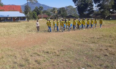 Bhabinkamtibmas-Rahong-Utara-Dampingi-Latihan-Paskibraka-HUT-Kemerdekaan-RI-Ke-81-di-Desa-Buar