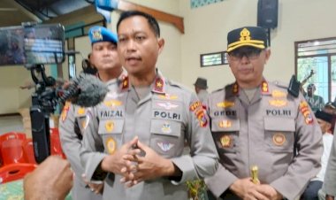 Ritual-Bau-Lolon-Satukan-Dua-Kampung,-Kapolda-NTT-Dorong-Perdamaian-Jadi-Komitmen-Bersama