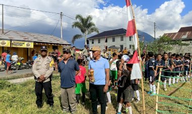 Semarak-HUT-RI-ke-81,-Bhabinkamtibmas-Kelurahan-Wali-Amankan-Pertandingan-Lurah-Wali-Cup-U-9