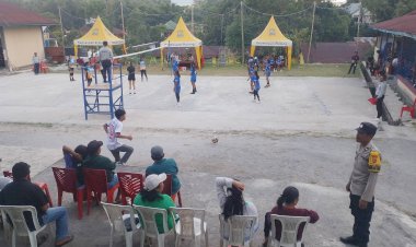 Bhabinkamtibmas-Kawal-Turnamen-Bola-Voli-Kristus-Raja-Mbaumuku,-Pastikan-Pertandingan-Berlangsung-Aman-dan-Kondusif
