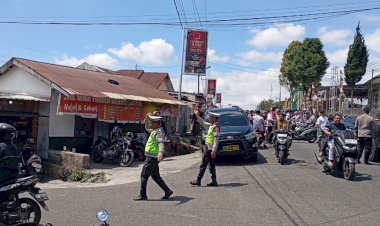 Satlantas-Polres-Manggarai-Laksanakan-Pengamanan-Arus-Lalu-Lintas-Saat-Sholat-Jumat-di-Masjid-Baiturahman-Kumba