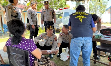 Polres-Manggarai-Salurkan-Bantuan-dan-Layanan-Kesehatan-bagi-Warga-Terdampak-Gempa-di-Desa-Poco