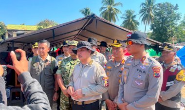 ASTAMAOPS-KAPOLRI-DIDAMPINGI-WAKA-POLDA-NTT-TINJAU-PENGUNGSI-GEMPA-DI-REO,-SALURKAN-2.500-PAKET-BANTUAN