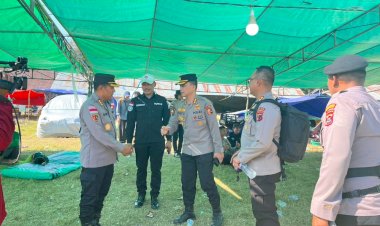 Datangi,-Lihat-dan-Dengarkan,-Tim-Div-Humas-Polri-Hadir-di-Posko-Pengungsian-Korban-Gempa-Bumi-di-Barangkolong-Reo