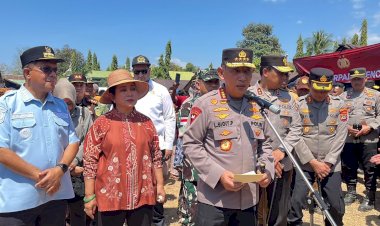 KAPOLRI-BERSAMA-KETUA-KOMISI-IV-DPR-RI-TINJAU-PENGUNGSI-GEMPA-DI-REOK,-SERAHKAN-RIBUAN-PAKET-SEMBAKO-DAN-KEBUTUHAN-PENGUNGSI