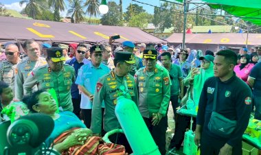 KAPOLRI-DAN-KETUA-KOMISI-IV-DPR-RI-KUNJUNGI-PENGUNGSI-DI-BARANG-KOLO-REO,-KAPOLRES-MANGGARAI-PAPARKAN-KONDISI-PASCA-GEMPA-M-7,7-SR