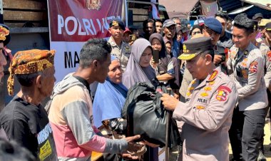 Polri-Perkuat-Penanganan-Gempa-NTT,-Kapolri-Tinjau-Lokasi-Terdampak-dan-Serahkan-Bantuan*