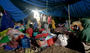Bhabinkamtibmas-Sambangi-Camp-Pengungsian-Korban-Gempa-di-Reok-Barat,-Hadir-Berikan-Rasa-Aman-dan-Dukungan-kepada-Warga