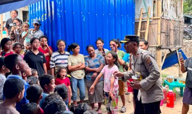 Polres-Manggarai-Hadir-di-Pelosok,-Berikan-Trauma-Healing-kepada-Anak-Anak-Korban-Gempa