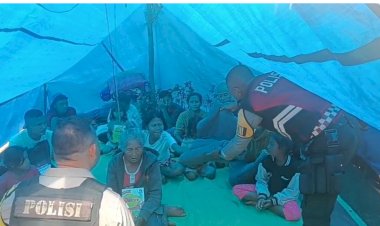 Bhabinkamtibmas-Polsek-Cibal-Salurkan-Bantuan-Kapolri-untuk-Warga-Terdampak-Gempa