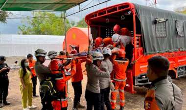 Tenaga-Kesehatan-Pusdokkes-Polri-dan-Biddokkes-Polda-NTT-Bantu-Persalinan-Korban-Gempa-di-Tenda-Pengungsian