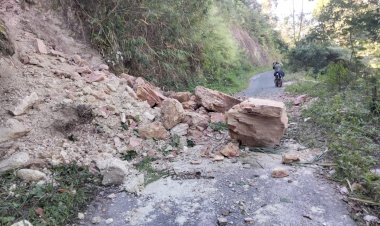 GEMPA-SUSULAN-PICU-LONGSOR-DAN-RETAK-JALAN-DI-POONG-TURENG,-POLRES-MANGGARAI-IMBAU-PENGGUNA-JALAN-WASPADA-DAN-ALTERNATIF-RUTE