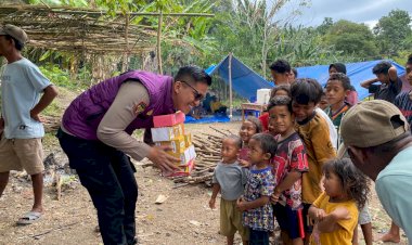 Polres-Manggarai-Hadir-di-Tengah-Penyintas-Gempa,-Berikan-Trauma-Healing-dan-Bantuan-Sembako