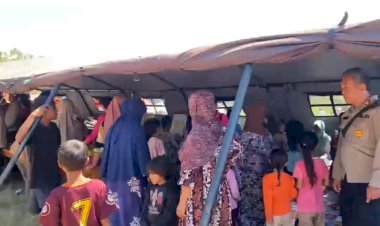 HADIRKAN-SENYUM-DAN-TAWA-PASCA-GEMPA,-PADAL-POSKO-PENGUNGSIAN-BARANGKOLONG-AJAK-ANAK-ANAK-BERMAIN-DAN-BERNYANYI