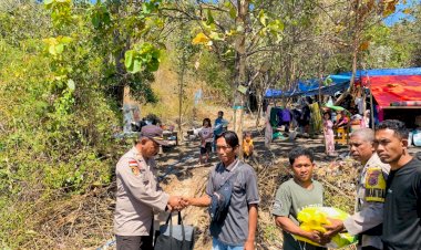 Kasat-Resnarkoba-Polres-Manggarai-Salurkan-Bantuan-Sembako-dari-Kapolri-untuk-Korban-Gempa-di-Reok-Barat