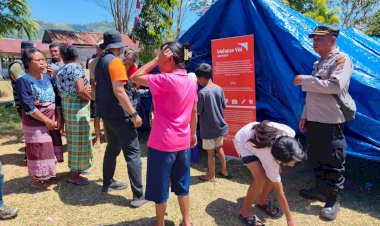 Polri-Pantau-Penyaluran-Makanan-dan-Minuman-bagi-Anak-Terdampak-Gempa-di-Cibal