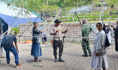 Tanggap-Bencana,-Bhabinkamtibmas-Kelurahan-Pau-Bersama-Unsur-Terkait-Pasang-Tenda-Pengungsian