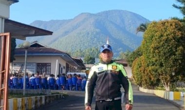 PENGABDIAN--TULUS-DAN-IKLAS-TANPA-KENAL-LELAH,-PERSONEL-POLRES-MANGGARAI-TETAP-KONSISTEN-AMANKAN-IBADAH-UMAT-NASRANI
