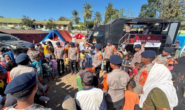 KORP-BRIMOB-KELAPA-DUA-LAKUKAN-TRAUMA-HEALING-DI-POSKO-BARANG-KOLONG-REO,-BANTU-PULIHKAN-PSIKOLOGIS-ANAK-PASCA-GEMPA-FLORES