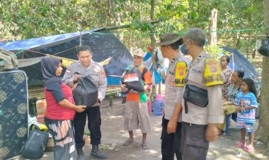 Polisi-Pasang-WiFi-Gratis-dan-Salurkan-Bantuan-Logistik-bagi-Pengungsi-Gempa-di-Reok