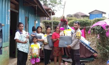 Bhabinkamtibmas-Reok-Barat-Salurkan-Bantuan-Sembako-Kapolri-untuk-Korban-Gempa-di-Desa-Loce