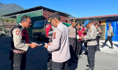 Di-Tengah-Penanganan-Bencana,-Polres-Manggarai-Tetap-Pastikan-Disiplin-dan-Kelengkapan-Personel